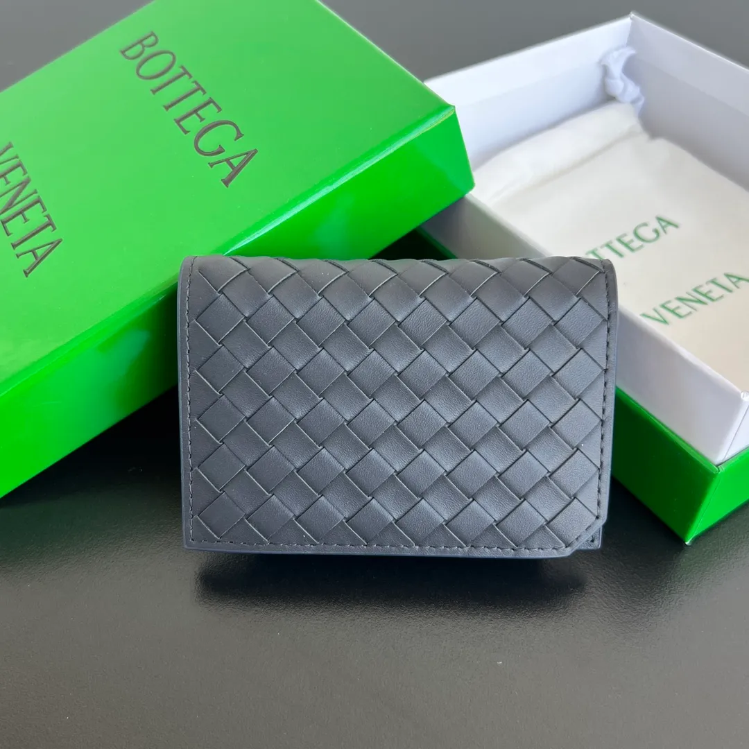 #BV’s new business card holder 805825🎈The classic fine weave is back! It has more design than previous business card holders. The unique curved design in the lower right corner is not monotonous. ☄️ Made of imported cowhide material, comfortable and textured, with two compartments inside and a back pocket compartment. You don’t have to worry about losing your banknotes and cards. 💯 Compact and practical, great for gift giving and personal use 🖤 Size: 11x7.5x2.5 P540